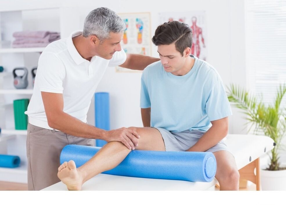 A doctor with a leg arthrosis