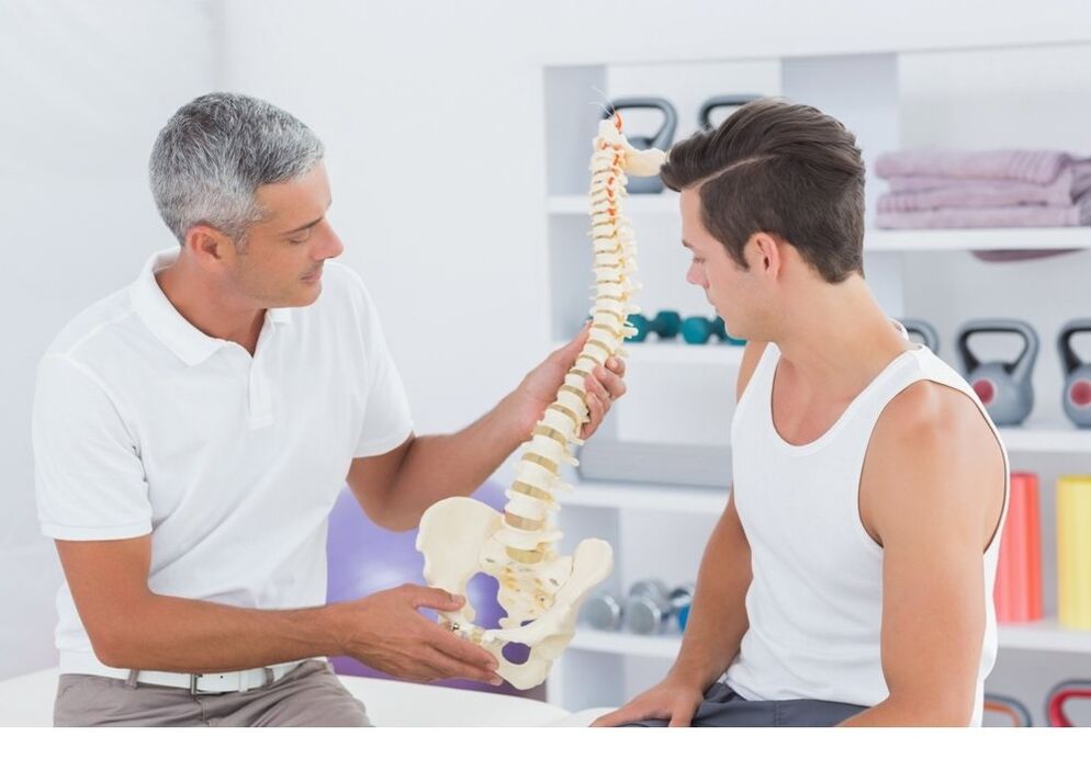 The doctor shows the patient's spine arthrosis